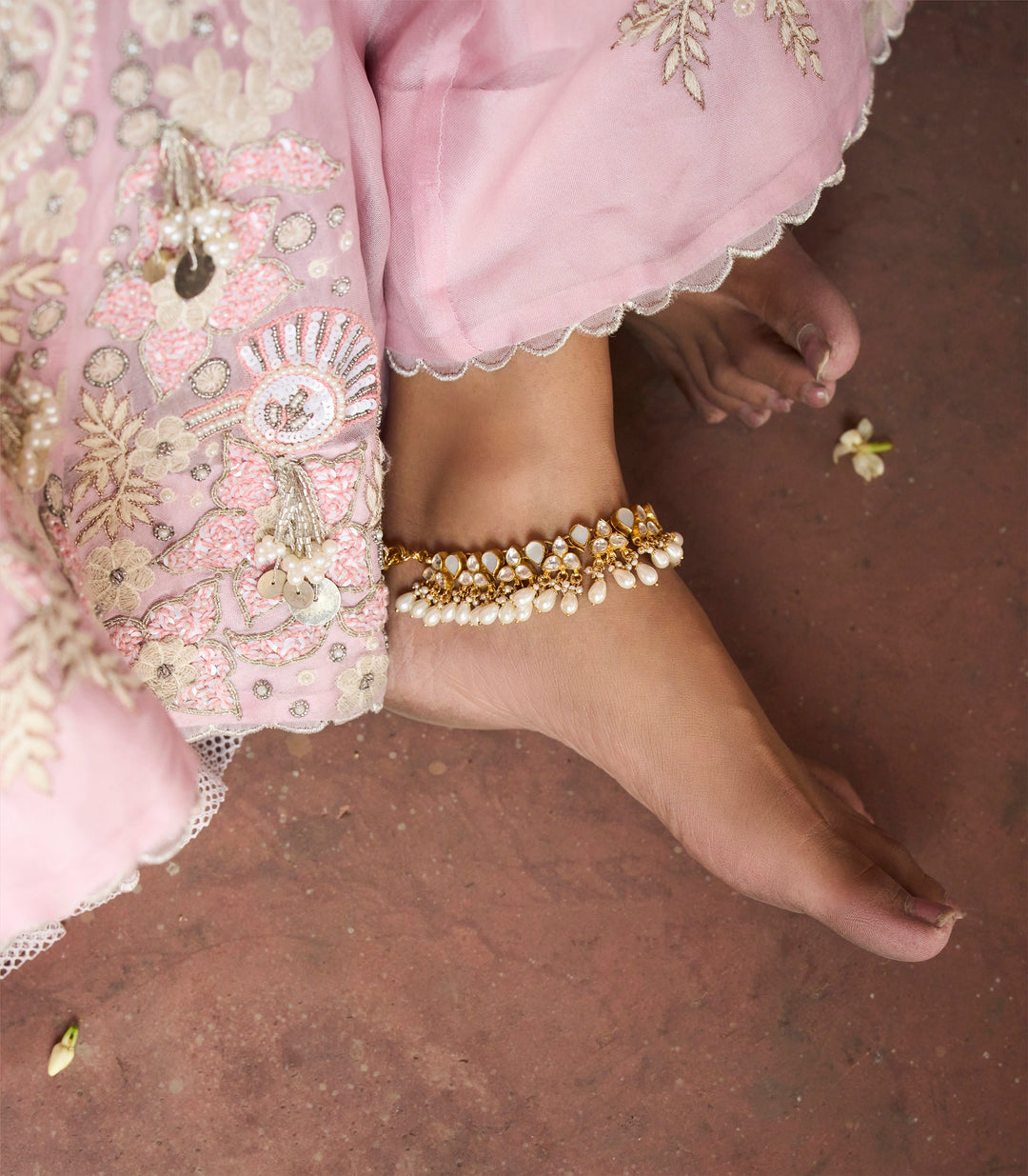 RAKUL WHITE MOTHER OF PEARLS ANKLET