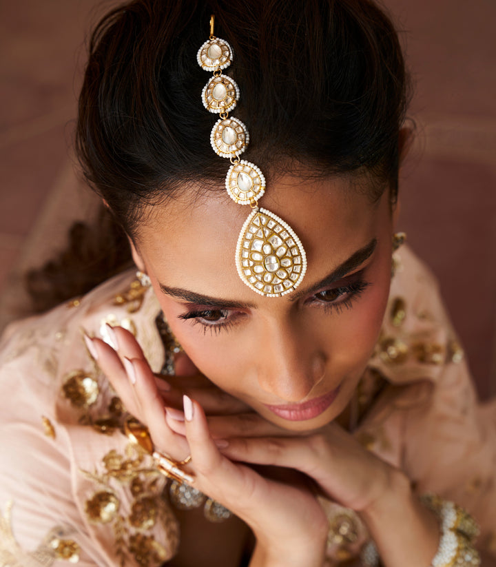 Sadhika Kundan Tika
