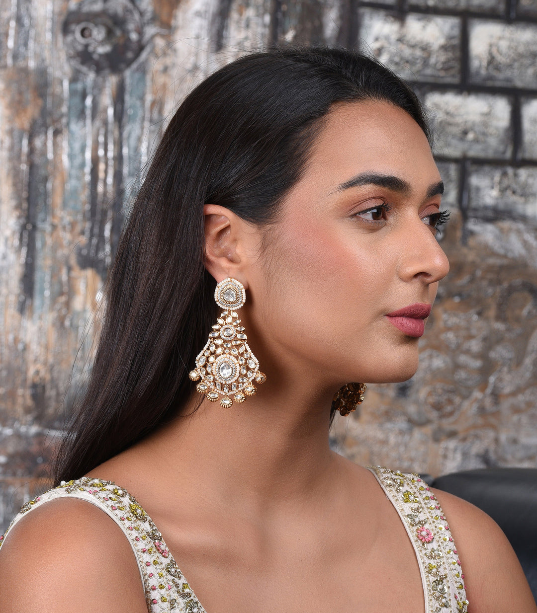 Svara White Kundan Necklace Set