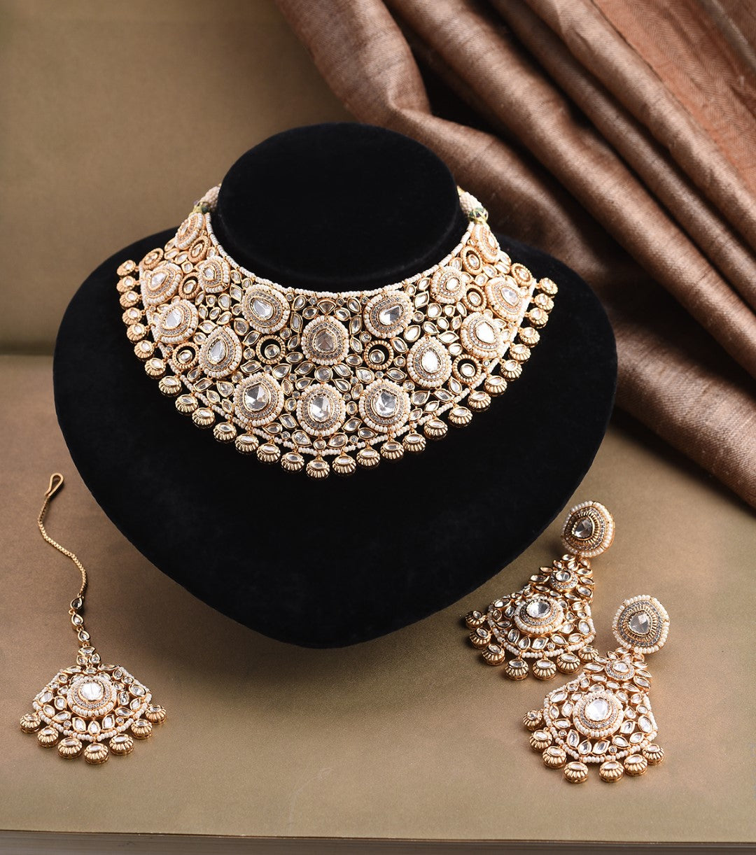 Svara White Kundan Necklace Set