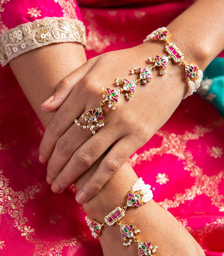 ADITA RED & GREEN GREEN KUNDAN HATHPHOOL