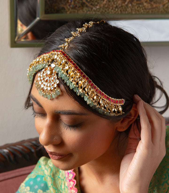 SVARA RED & GREEN KUNDAN MATHA PATTI