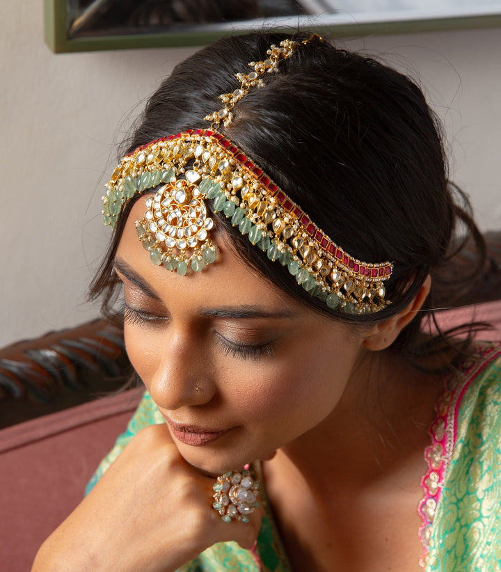 SVARA RED & GREEN KUNDAN MATHA PATTI