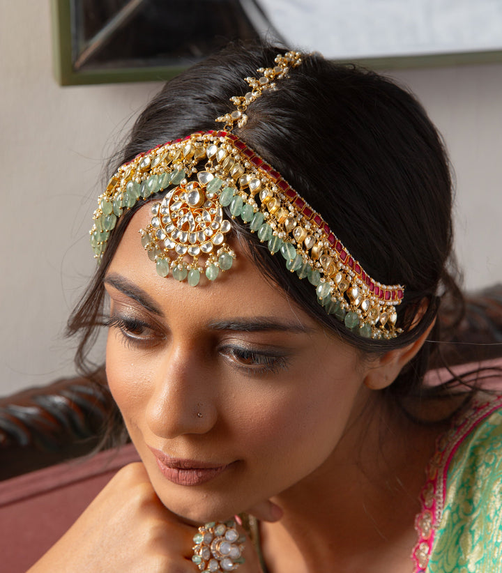 SVARA RED & GREEN KUNDAN MATHA PATTI